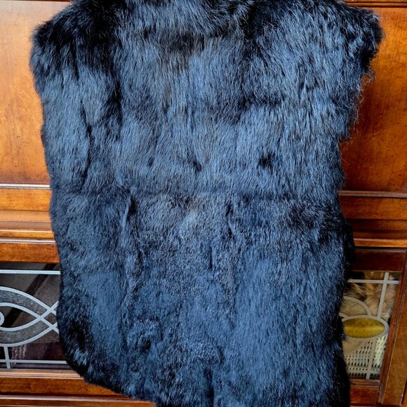 Luxurious Real Fur Sleeveless Vest in Black - Picture 6 of 10